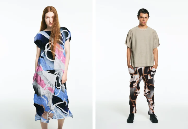 カラフルなプリーツワンピースと柄パンツを着用したモデル