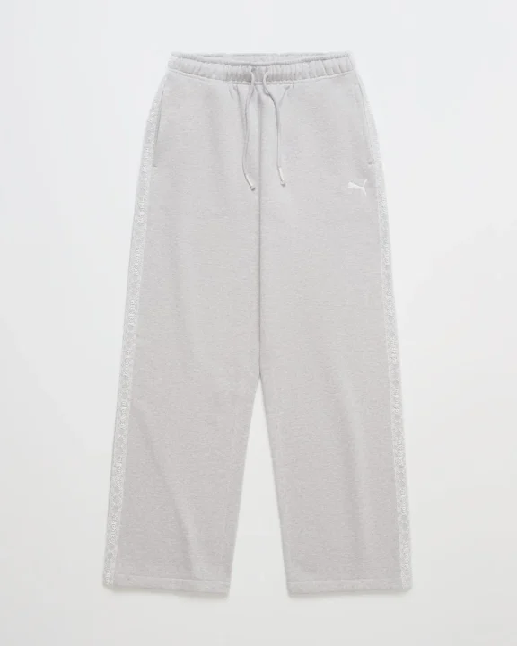 PUMAのロゴが入った淡いグレーのスウェットパンツ