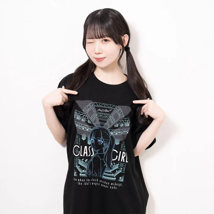 新居歩美さんがTシャツを着用している画像