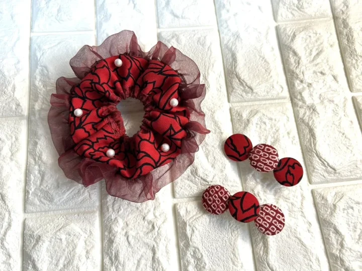 和柄のシュシュとくるみボタン