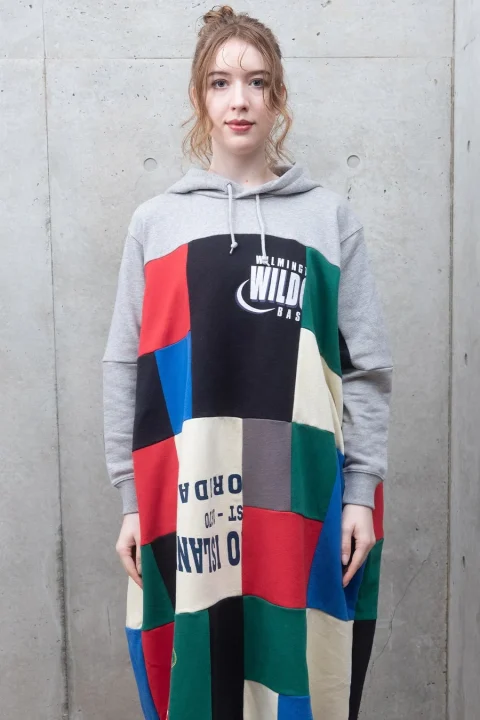 パッチワークパーカーを着用した女性モデル