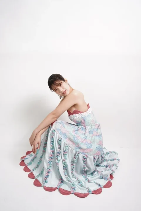 カラフルなフリルのロングドレス