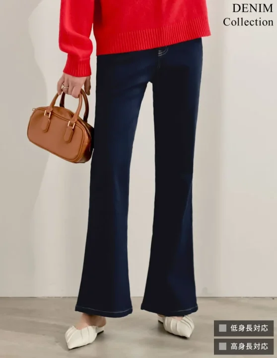 赤ニットとフレアデニム