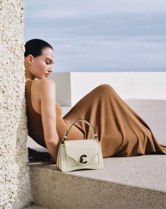 女性モデルと白いハンドバッグ