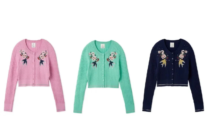 花とリボンの刺繍が施されたカーディガン