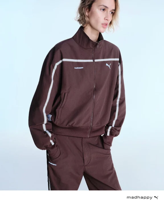 茶色のトラックスーツを着用した女性