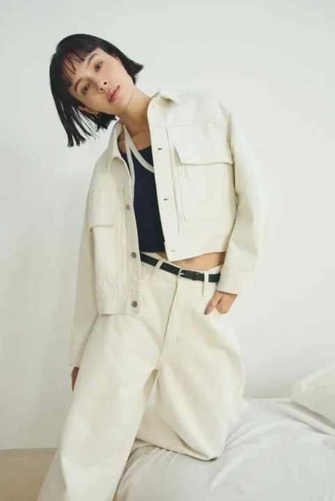白いクロップド丈デニムジャケットとワイドパンツ