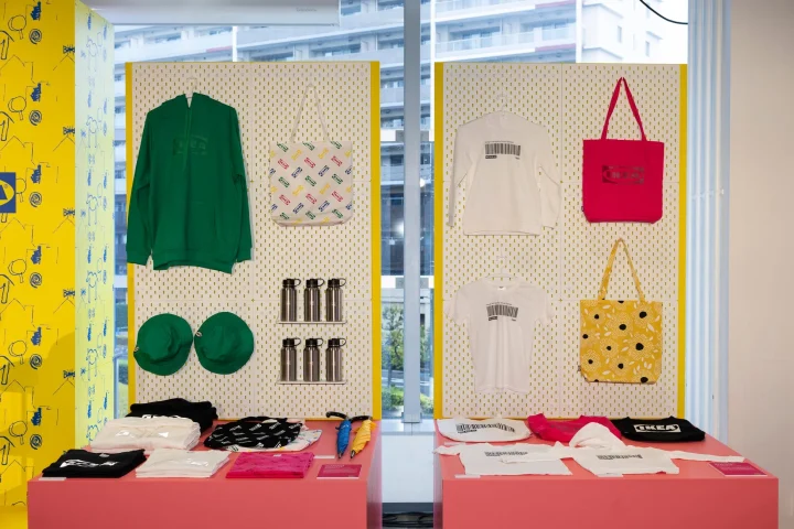 IKEAのロゴが入ったアパレルやグッズが展示されている様子