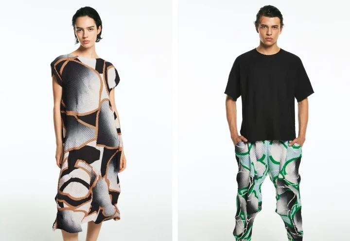 プリーツ加工された抽象柄の服を着用したモデル