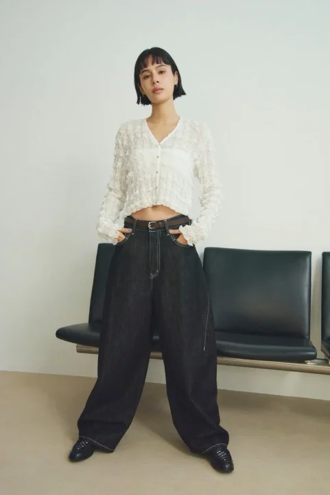 白いトップスとワイドデニムパンツ