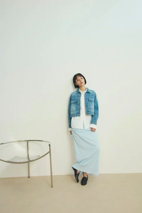 デニムジャケットとチェックスカート
