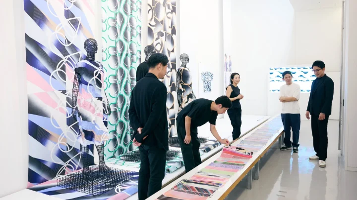 展示会で作品を鑑賞する人々