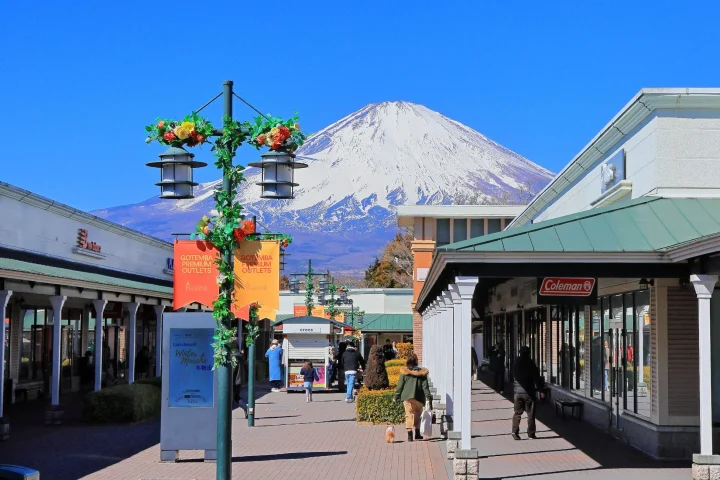 御殿場プレミアムアウトレットと富士山