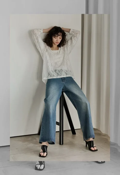 白レーストップスとワイドデニム