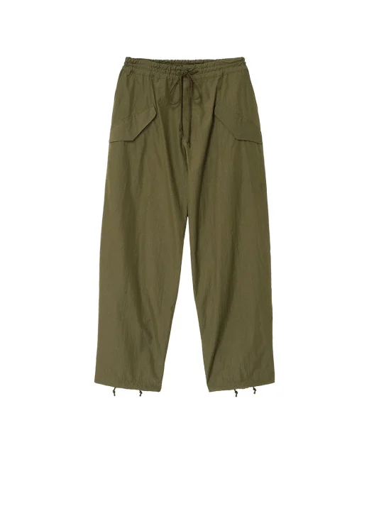 オリーブグリーンのカーゴパンツ