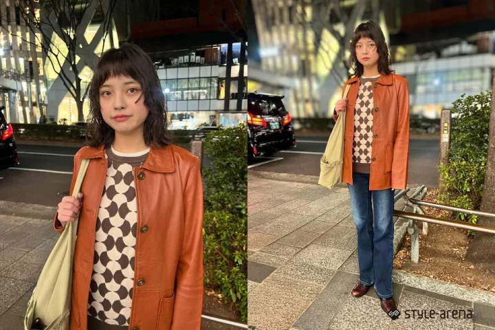 女性、ファッション、ストリートスタイル、夜景、レザージャケット、パターンニット、ジーンズ、トートバッグ、都会、カジュアル、ショートヘア、前髪