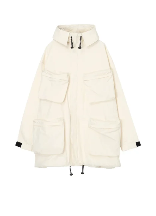 オフホワイトのオーバーサイズフーディーコート