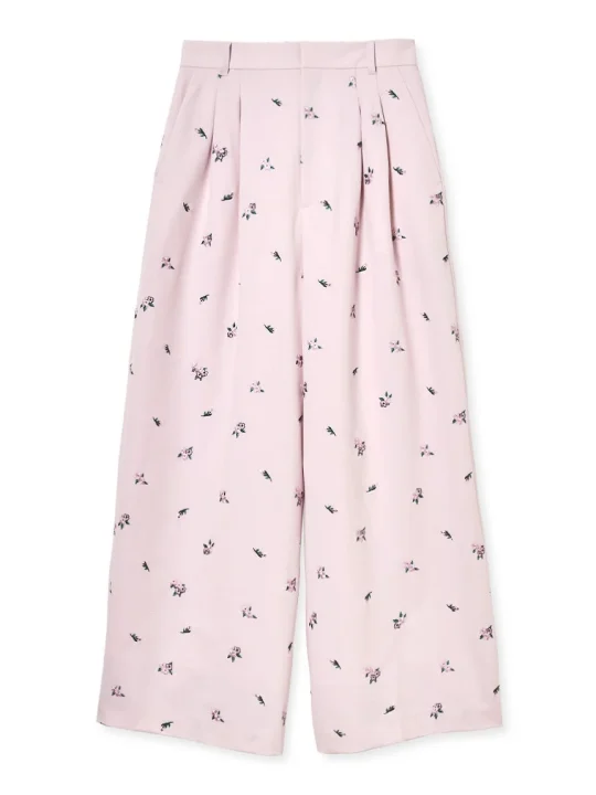 薄いピンク色に小花柄が散りばめられたワイドパンツ