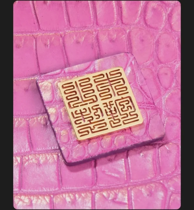 金色の装飾とクロコダイル柄