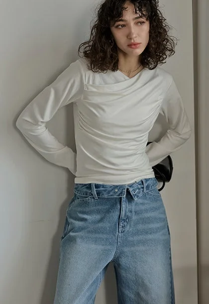 白トップスとライトブルーデニム