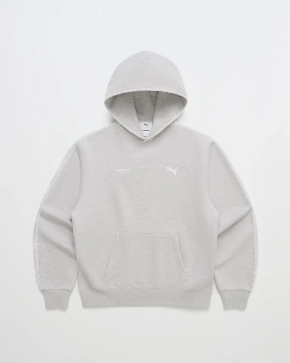 明るいグレーのPUMAとMadhappyのコラボレーションパーカー