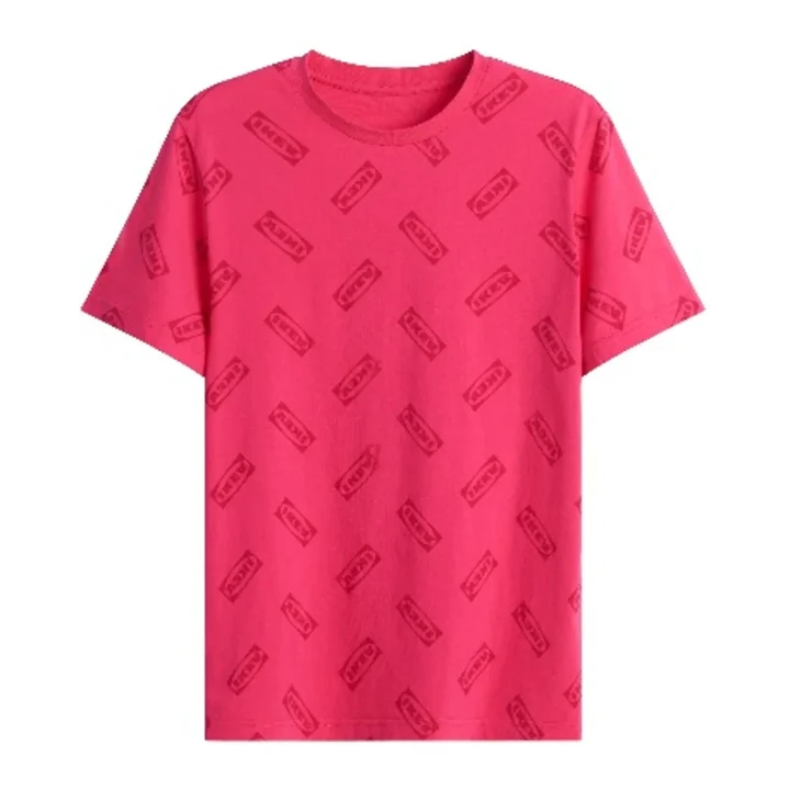 鮮やかなピンク色のTシャツで、全体にIKEAのロゴが散りばめられた総柄デザイン