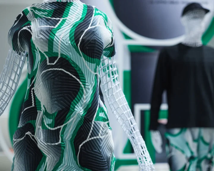 幾何学模様のプリーツ服を着用したマネキン