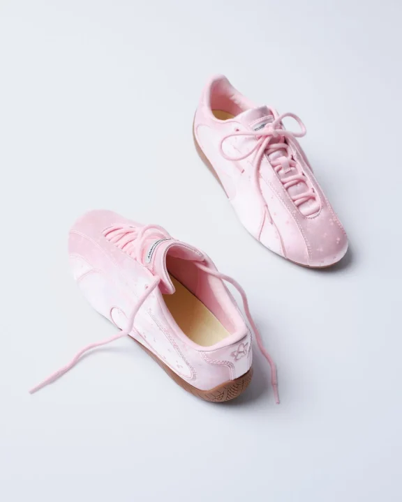 ピンク色のサテン生地に小さなドット柄が施されたスニーカー