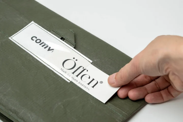 Öffenロゴ入りカードが挿入されたグリーンカラーのシェアバッグ