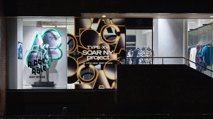 夜のショーウィンドウに展示されたプロジェクトのディスプレイ