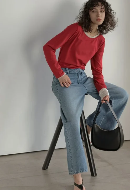 赤長袖Tとワイドデニム