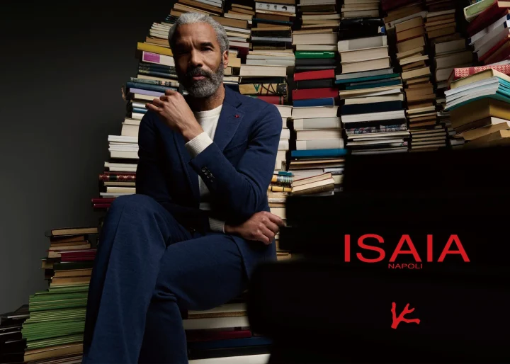 ISAIAのスーツ姿の男性