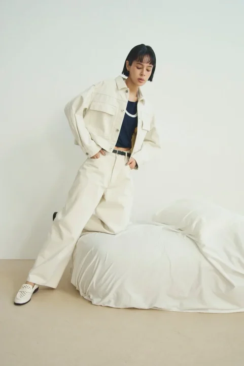 膝をついてポーズをとる女性