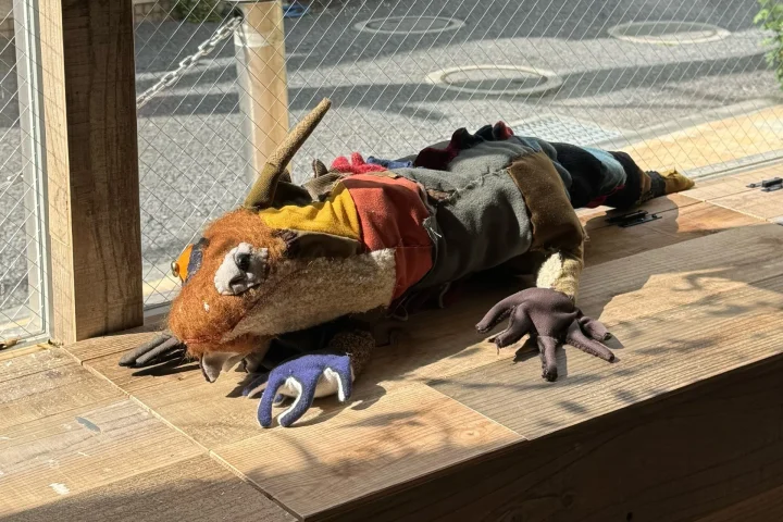 窓際のパッチワークぬいぐるみ