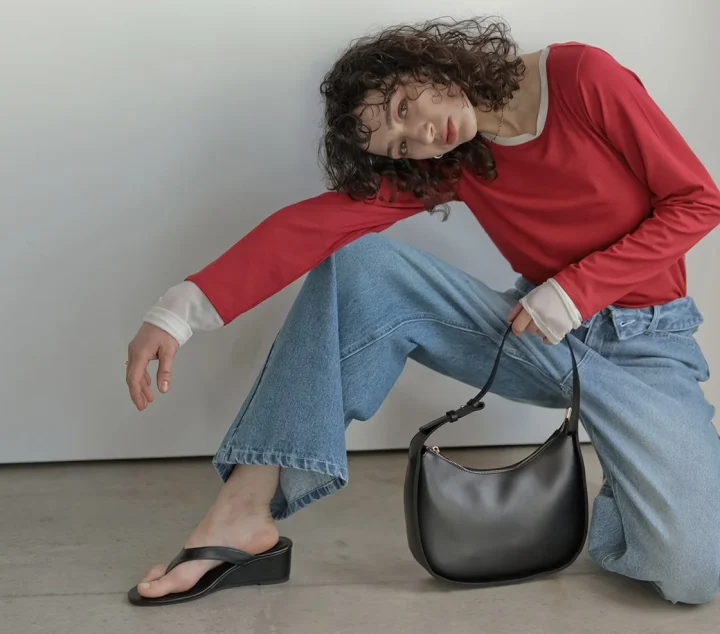 赤トップスとワイドデニム