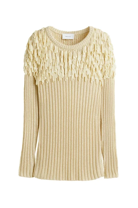 淡いベージュのリブニットセーターで、肩から胸元にかけて立体的なフリンジ装飾が施されたトップス