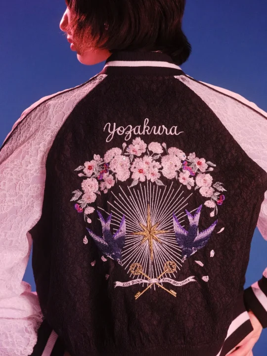 背中に夜桜の刺繍が施されたスカジャンを着たモデルの後ろ姿