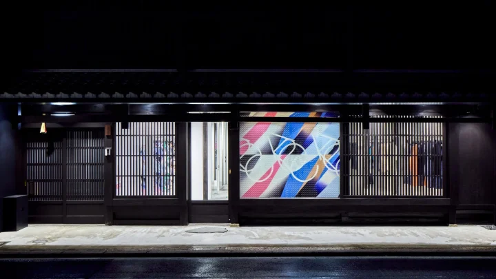 伝統的な日本家屋のファサードに展示されたアート作品