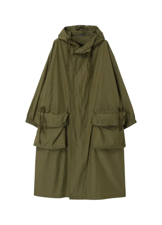 カーキ色のフード付きロングコート