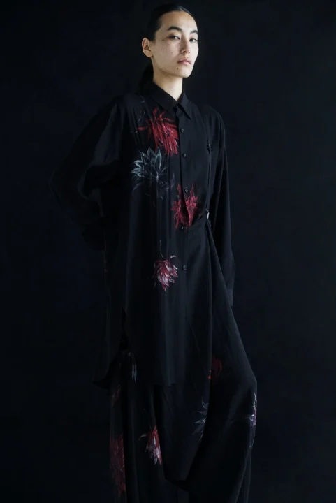 ブラウスとサスペンダー付きパンツ