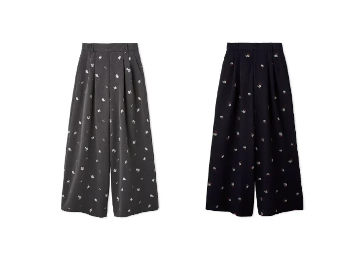小花柄がプリントされたワイドパンツ