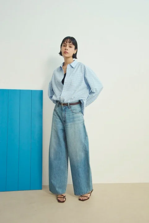 チェックシャツとワイドデニムパンツ