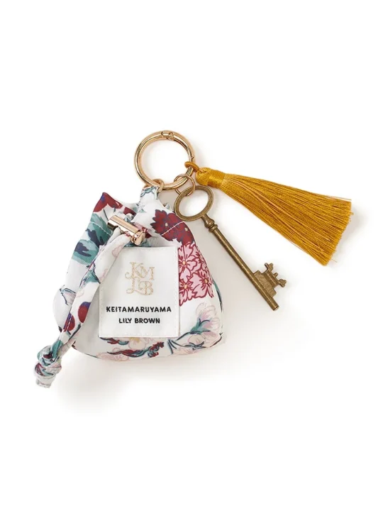 花柄がプリントされた巾着型ポーチと鍵のキーホルダー