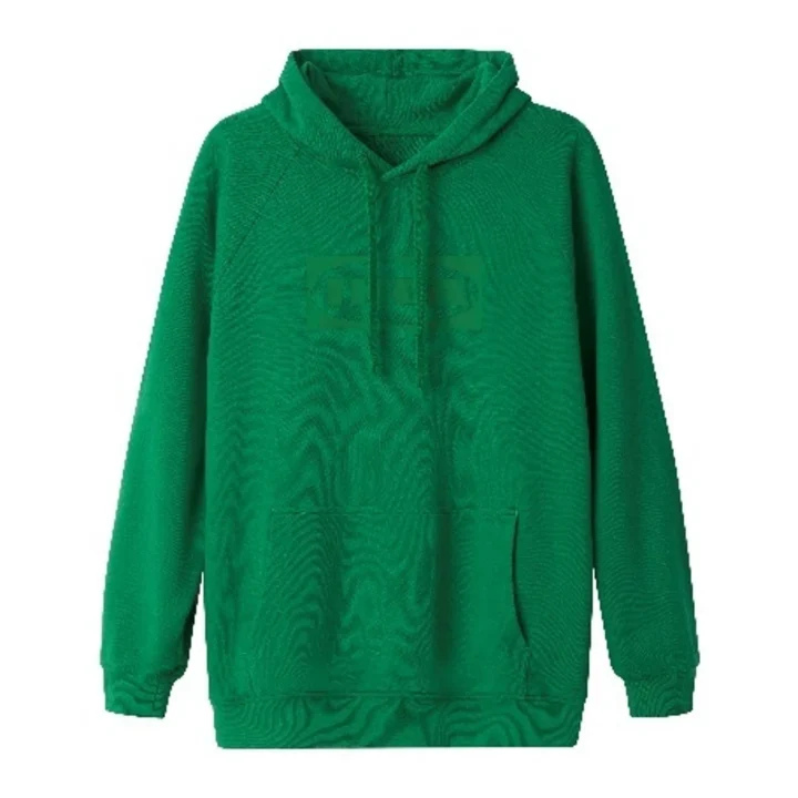 胸にロゴが薄く入った緑色のシンプルなフーディー