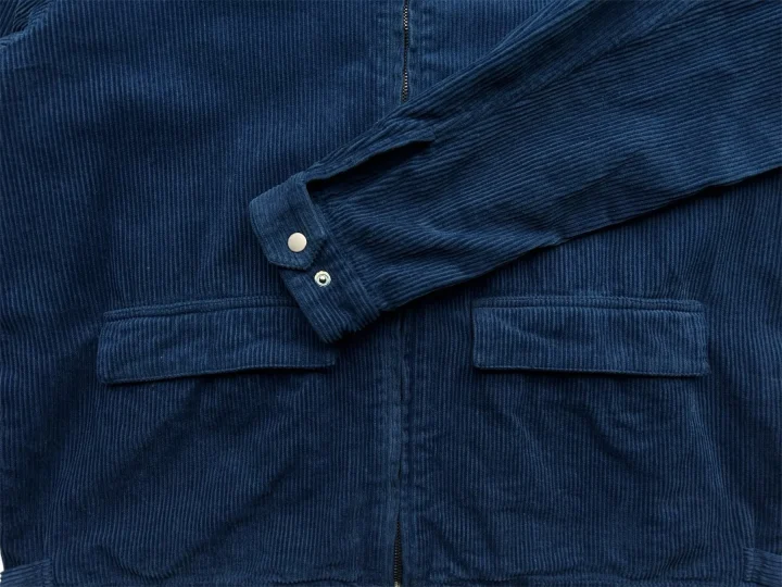 濃い青色のコーデュロイジャケットのクローズアップ