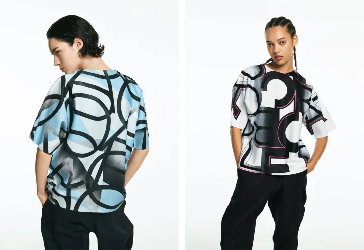 抽象柄の半袖Tシャツを着用したモデル