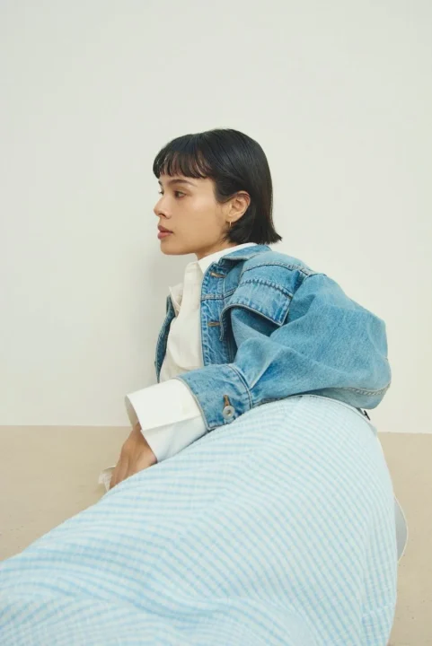 横顔のデニムジャケットと白シャツ