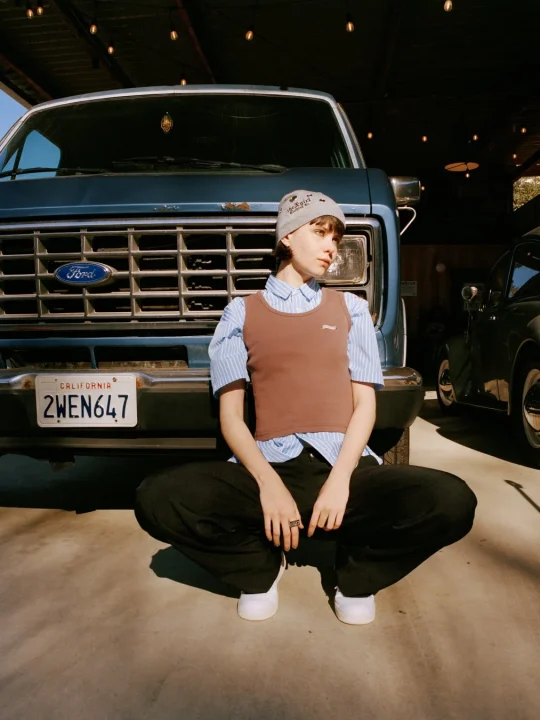 フォードのバンを背景にした女性