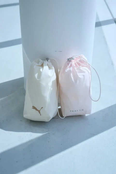 オフホワイトと淡いピンクの巾着袋