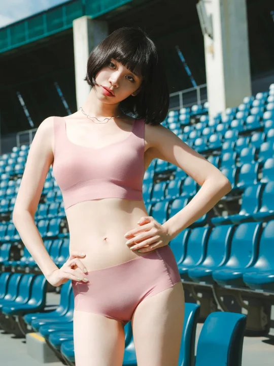 ピンクのブラトップとショーツ